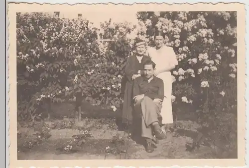 (F17007) Orig. Foto Personen im Garten, Friedrichsfelde 1935