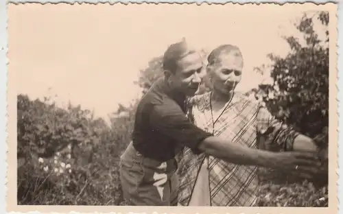 (F17006) Orig. Foto Personen im Garten, Friedrichsfelde 1935