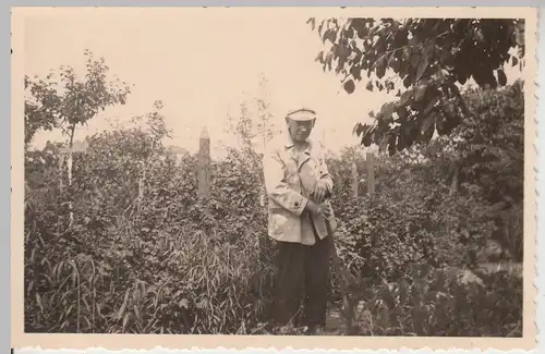 (F17005) Orig. Foto älterer Herr im Garten, Friedrichsfelde 1935