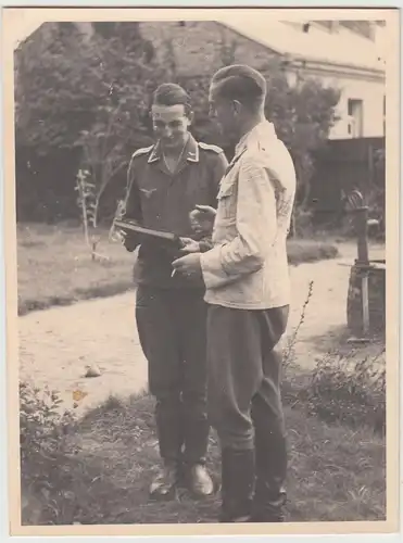 (F16995) Orig. Foto Plöhnen, P?o?sk, Luftwaffe-Soldat m. Oberleutnant Moser 1944