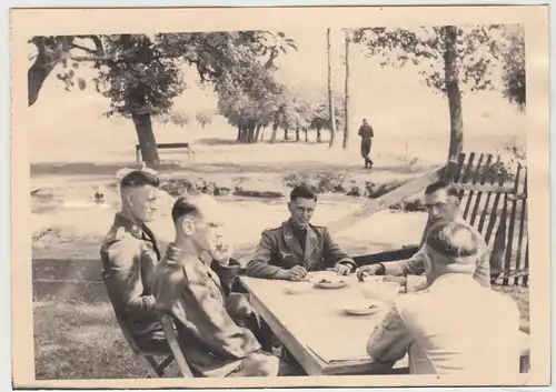 (F16987) Orig. Foto Pu?awy, deutsche Soldaten, Führungsstab 3i am Tisch 1944