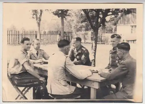 (F16986) Orig. Foto Pu?awy, deutsche Soldaten, Führungsstab 3i am Tisch 1944