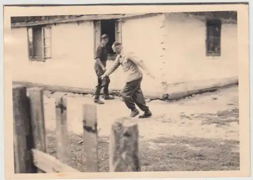 (F16985) Orig. Foto Pu?awy, deutsche Soldaten fangen eine Gans 1944