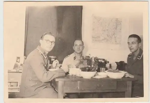 (F16981) Orig. Foto deutsche Soldaten in der Stube beim Essen 1944