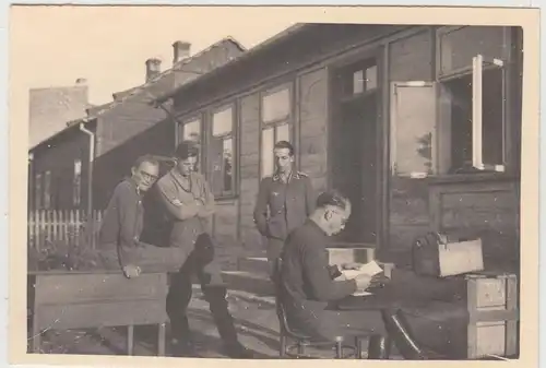 (F16979) Orig. Foto deutsche Soldaten vor einer Baracke 1944