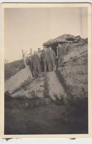 (F1698) Orig. Foto 2.WK provisorischer Unterstand am Hang, Mai 1943