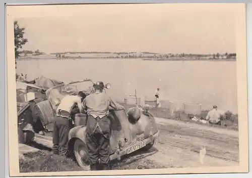 (F16978) Orig. Foto zwischen Minsk und Radom, Luftwaffe Pkw am See 1944