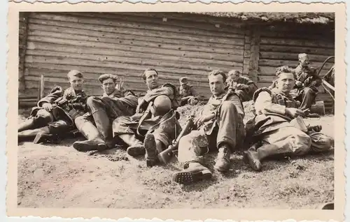 (F16962) Orig. Foto deutsche Soldaten liegen an einer Blockhütte 1943