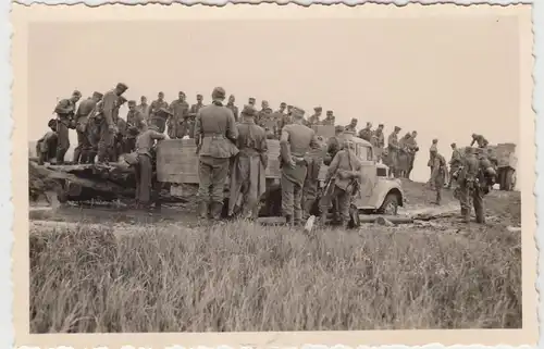 (F16960) Orig. Foto deutsche Soldaten ziehen Lkw aus dem Schlamm 1943