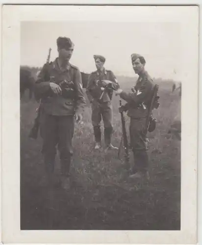 (F16959) Orig. Foto deutsche Soldaten mit Gewehren im Freien 1943