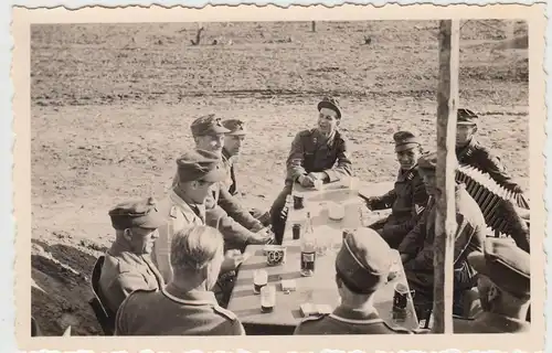 (F16948) Orig. Foto deutsche Soldaten im Freien, Stellung 1943