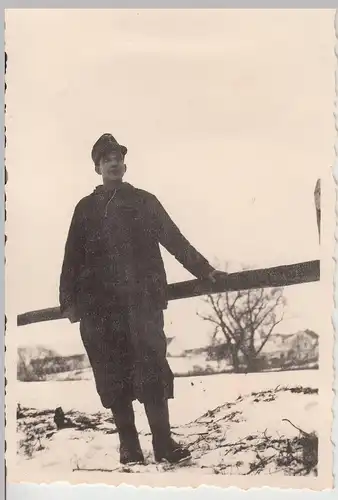 (F16947) Orig. Foto deutscher Soldat am Geländer, Winter 1943