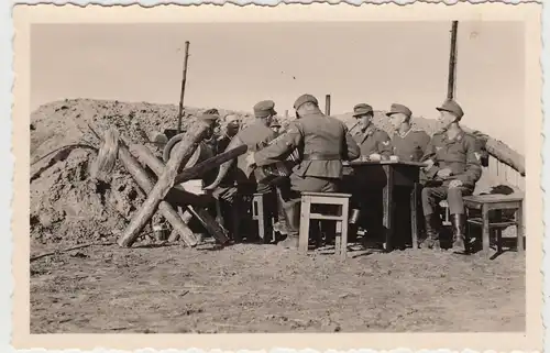 (F16946) Orig. Foto deutsche Soldaten, Kommandostelle im Freien 1943