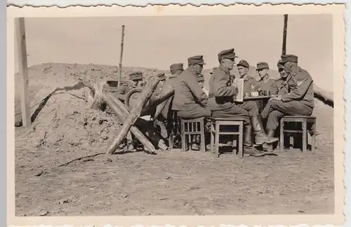 (F16945) Orig. Foto deutsche Soldaten, Kommandostelle im Freien 1943