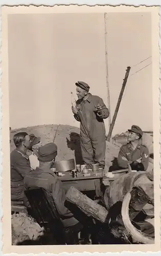 (F16944) Orig. Foto deutsche Soldaten, Kommandostelle im Freien 1943