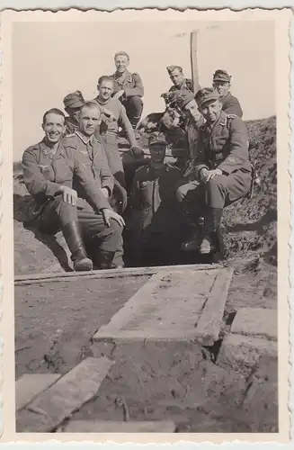 (F16942) Orig. Foto deutsche Soldaten an einem Bunkereingang 1943