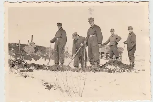 (F16939) Orig. Foto deutsche Soldaten graben mit Spaten im Winter 1943