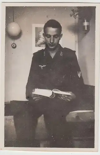 (F16930) Orig. Foto Minsk, deutscher Soldat liest Buch in >Privatwohnung< 1943