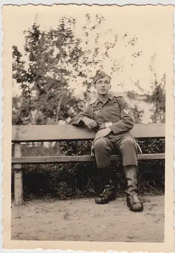 (F16925) Orig. Foto deutscher Soldat Luftwaffe auf Bank, Minsk 1943