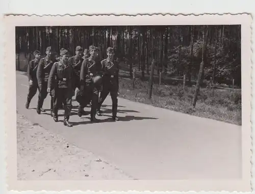 (F16919) Orig. Foto deutsche Soldaten Luftwaffe marschieren am Waldrand 1940er