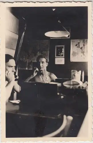 (F16918) Orig. Foto Männer (Soldaten Luftwaffe) m. Telefon in der Stube 1940er