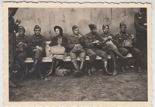 (F16911) Orig. Foto deutsche Soldaten u. Frau sitzen auf Bank 1940er
