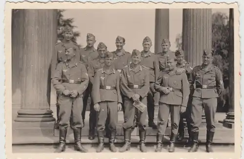 (F16909) Orig. Foto deutsche Soldaten Luftwaffe, Gruppenbild an Säulen 1940er