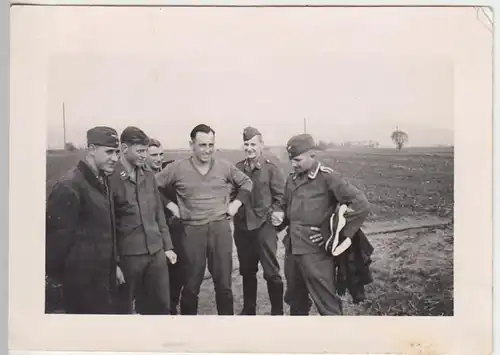 (F1691) Orig. Foto Luftwaffe-Soldaten im Felde, Besprechung, 1940er