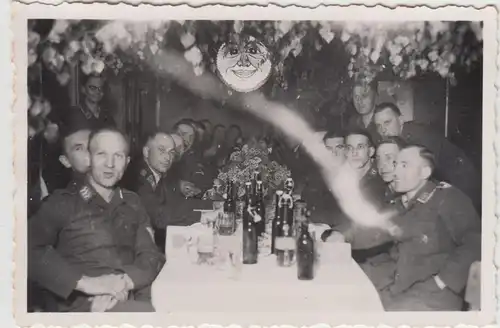 (F16895) Orig. Foto deutsche Soldaten Luftwaffe an d. Tafel, Feier 1940er