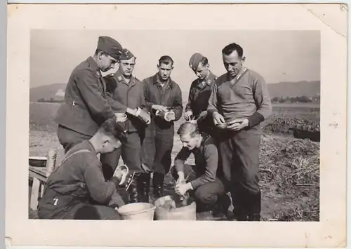 (F1690) Orig. Foto Luftwaffe-Soldaten im Felde beim Essen, 1940er