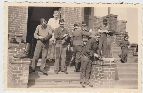 (F16894) Orig. Foto deutsche Soldaten beim Spiefelputzen 1940er