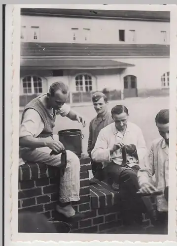 (F16893) Orig. Foto deutsche Soldaten beim Spiefelputzen u. Sockenstopfen 1940er