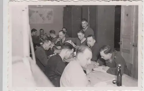 (F16891) Orig. Foto deutsche Soldaten am Tisch in der Stube 1940er