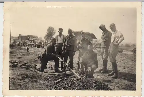 (F1688) Orig. Foto Luftwaffe-Soldaten bereiten Braten am Spieß, 1940er