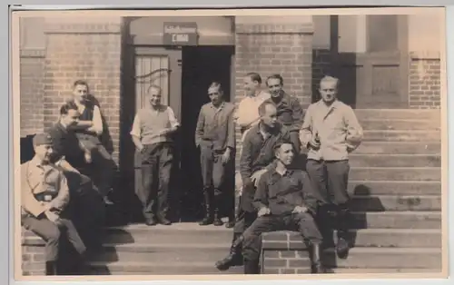 (F16869) Orig. Foto Foto deutsche Soldaten vor einem Gebäude 1940er