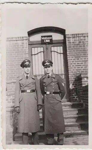 (F16866) Orig. Foto deutsche Soldaten Luftwaffe vor einem Gebäude 1940er