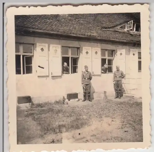 (F16855) Orig. Foto deutsche Soldaten am Haus m. Fensterläden 1940er