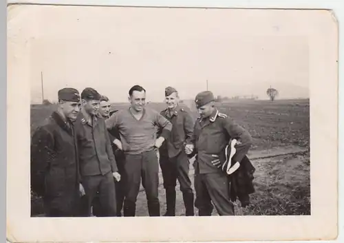 (F1686) Orig. Foto Luftwaffe-Soldaten im Felde, Besprechung, 1940er