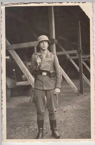 (F16853) Orig. Foto deutscher Soldat Luftwaffe m. Gewehr 1940er