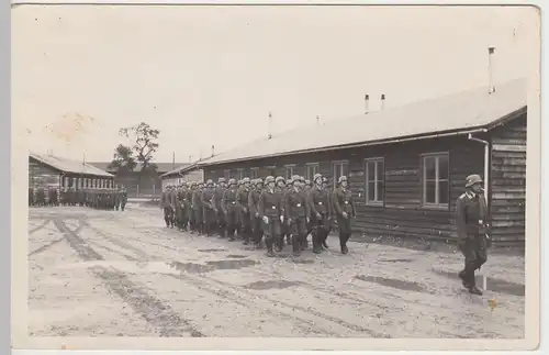 (F1685) Orig. Foto Luftwaffe-Soldaten marschieren im Barackenlager, 1940er