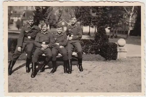 (F16846) Orig. Foto deutsche Soldaten Luftwaffe auf einer Bank 1940er
