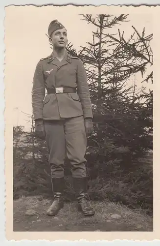 (F16842) Orig. Foto deutscher Soldat Luftwaffe im Freien 1940er