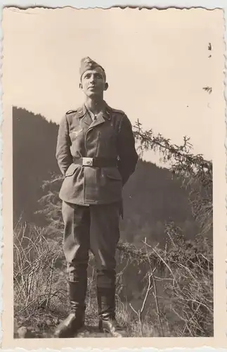 (F16840) Orig. Foto deutscher Soldat Luftwaffe im Freien 1940er