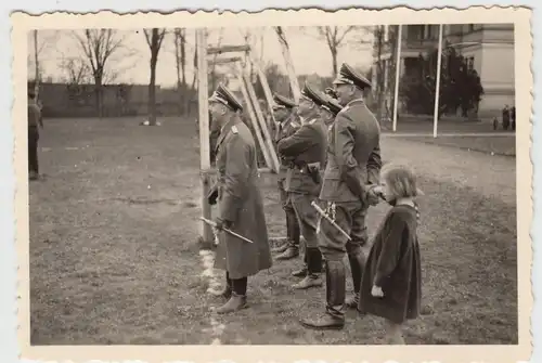 (F16830) Orig. Foto deutsche Soldaten und Kind am Fußballtor 1940er