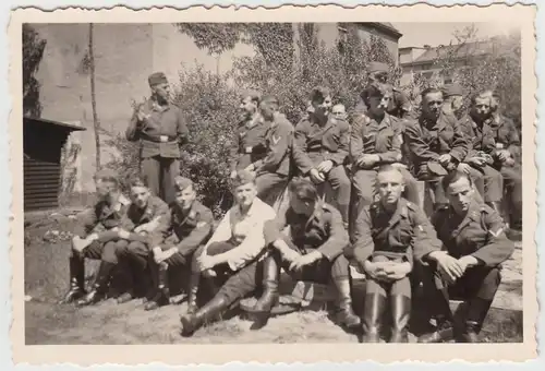 (F16823) Orig. Foto deutsche Soldaten im Freien, Warten 1940er