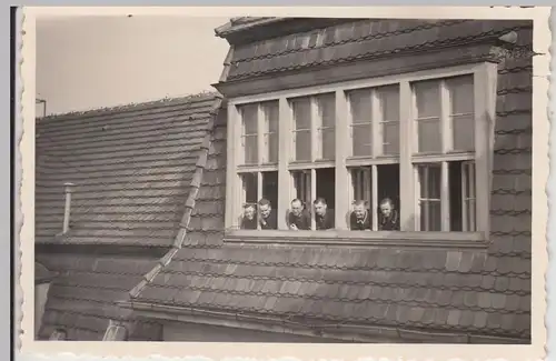 (F16806) Orig. Foto Männer schauen aus dem Fenster in Potsdam 1933-45