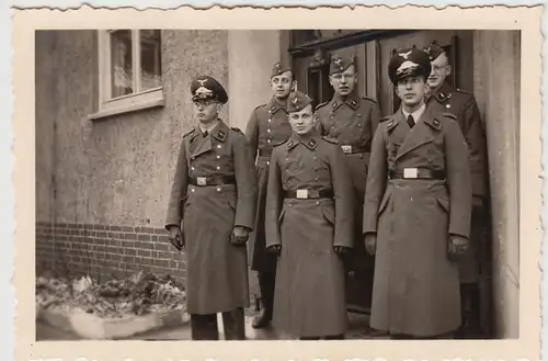 (F16798) Orig. Foto deutsche Soldaten im Mantel vor Haus 1933-45