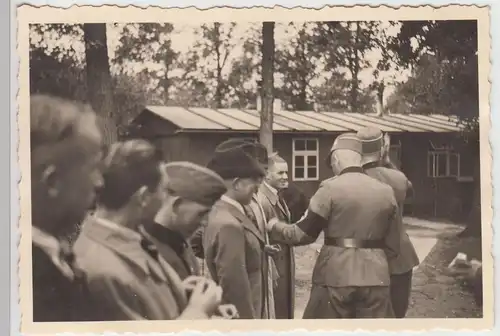 (F16796) Orig. Foto deutsche Soldaten, RAD an einer Baracke 1933-45