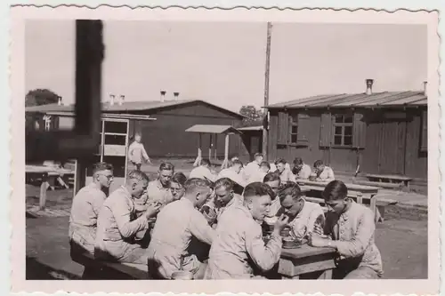 (F16789) Orig. Foto Männer im RAD-Lager, Essen im Freien 1933-45