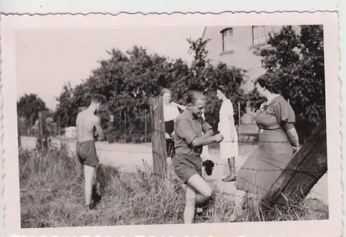 (F16788) Orig. Foto Männer am Stacheldrahtzaun, Frauen schauen zu 1933-45